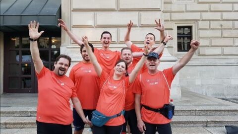 Teilnehmer der J.P. Morgan Corporate Challenge 2019 Teilnehmer der J.P. Morgan Corporate Challenge 2019 in roten T-Shirts