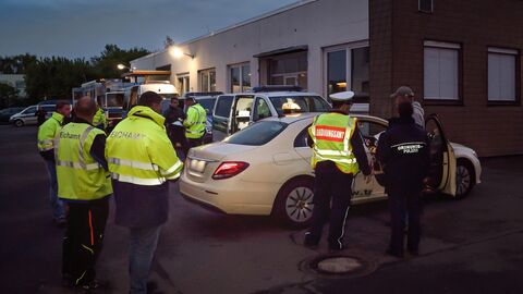 Beamte kontrollieren Taxen